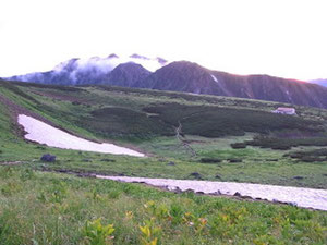 二日目朝５時五色ケ原と立山連峰