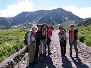 一日目、快晴の立山室堂で雄山をバックに全員、出発