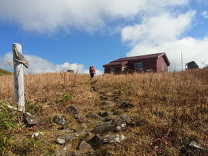 三ノ峰避難小屋到着です