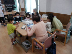 お手伝いして頂きながら折り紙を折りました