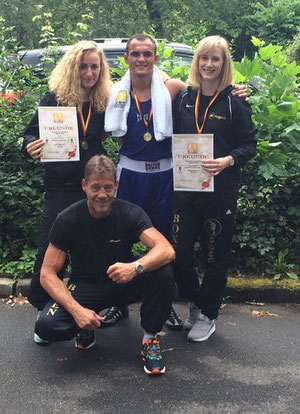 3 BW-Meister auf einen Streich, v.l. Sabrina Stotz, Kushtrim Mahmuti und Nina Gessler und Trainer TOM 2016