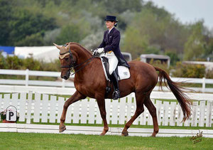 © foto rüchel - Susanne und Miraculix in einer S-Dressur auf Rasen