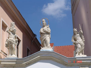 2005 3er Figurengruppe / Pfarrkirche Ybbs a. d. Donau / Zogelsdorfer Kalksandstein