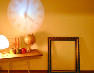 ポストカードのコラボ撮影　準備　（笑）　Lapita ラピタの室内　壁に映した　時計が　すこし傾いてますが　18：10です