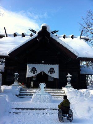 2012　東川神社　初詣　移住してから初めての年越しでした。　祈願しました。