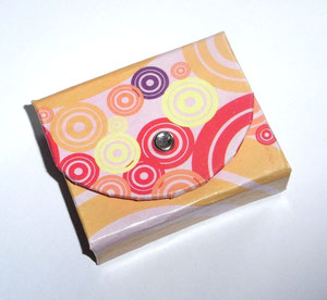 Kleine Box aus Graupappe mit zwei Klappen mit Deko Patch Papier