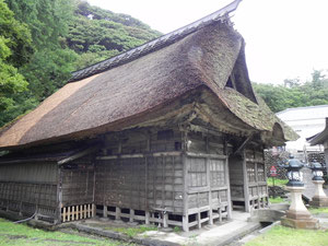 重厚な藁葺屋根です