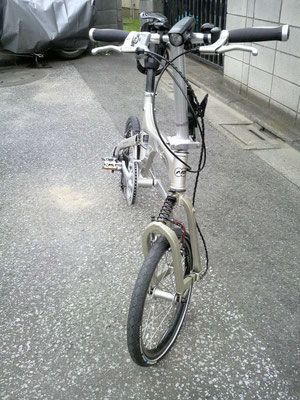 正面。フロントサスペンションがカッコイイ!