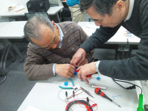手術中^^;見えずらいけど、トーマスのプラレールを修理中