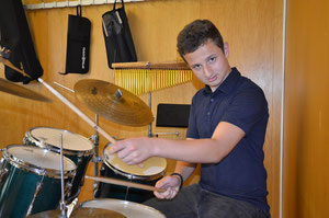 Der Schlagzeugspieler bei vollem Einsatz