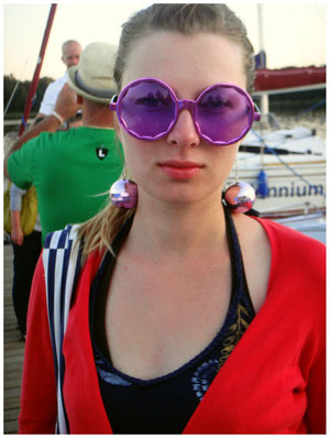 Die Brille (mit aufgehängten Discokugeln!) fanden wir (meine Orex (beste Freundin) und ich) einfach UNWIDERSTEHLICH...! :) Es war unsere tolle Segelwoche im Sommer 2011 ...