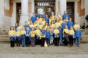 Kinderchor in Chorkleidung / Foto: privat