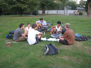 Matthias, Klaudia, Kuba, Sascha, Chang, Dominik (v.l.) und ich genießen die Sonne im Park und machen Musik.