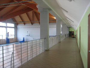 Links Sporthalle, rechts Zimmer