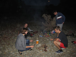 Lagerfeuer mit Klaudia, Sasha, Alex und Kuba (die anderen sind eigentlich auch dabei, wahrscheinlich grade Holz oder Bier holen)
