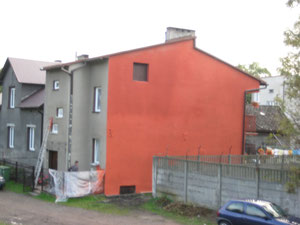 Ein Haus wird rot gestrichen
