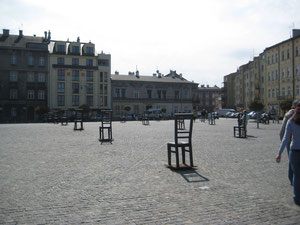 Plac Bohaterów Getta (Platz der Helden des Ghettos)    Jeder Stuhl erinnert an 10.000 getötete Juden