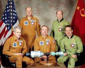图22  美苏飞船会合对接航天员（从左到右：斯雷顿，斯塔福德，布兰德，列昂诺夫，库巴索夫）