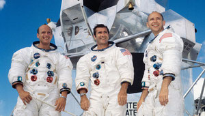 “阿波罗”12:：从左到右-康拉德、戈尔登和 宾
