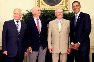 从左到右：奥尔德林、科林斯、阿姆斯特朗和奥巴马总统