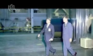 图3 肯尼迪总统和原纳粹德国火箭专家冯.布劳恩视察火箭装配车间