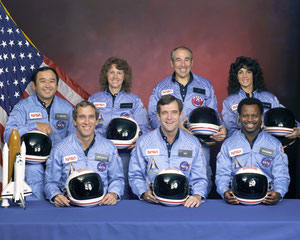 图37 “挑战者”号航天飞机起飞时罹难的乘员（前排左到右：史密斯、斯科比、麦克奈尔；后排左到右：鬼冢、麦考利芙、杰维斯、朱迪恩和雷斯尼克）