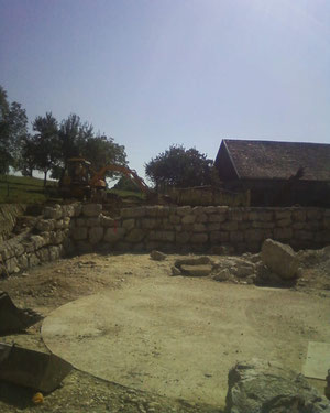 Enrochement maçonné en cours de construction