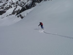 Unberührter Schnee auf der endlosen Abfahrt in die Schneiderau ( 2000 Höhenmeter)