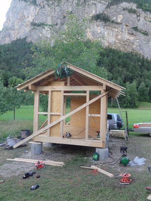 Das neue Bienenhaus mit Boden und halber Wandschalung