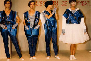 DEFILE HOLOGRAMME BLEU 1985