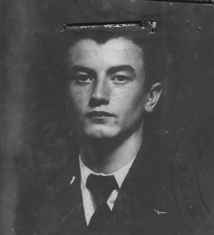 mon père en juin 1940 on distingue l'insigne de l'aéroclub du Rhône sur son revers gauche