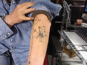 Il figlio di Lippo, Laerte 3anni, ha tatuato il braccio del padre