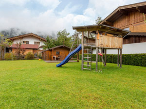 Der großzügige Garten mit Tischtennistisch, Spielhäuschen etc. steht zur freien Verfügung