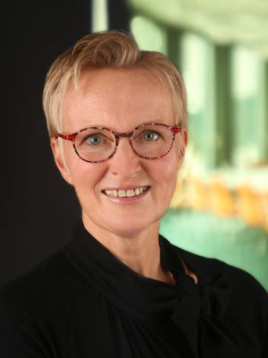 Portraitfoto von Andrea Bodner 2019 mit ihrer zweiten Brille, die sie jetzt nicht mehr braucht.