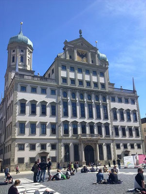 これがアウグスブルグの市庁舎!広場では地べたに座る人がたくさん!