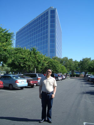 劉永鴿 in Intel 本社前（2006）