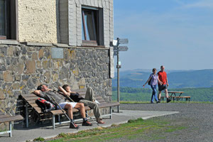 Sonne genießen vor der " Kissinger Hütte ". Quelle: Arnulf Müller