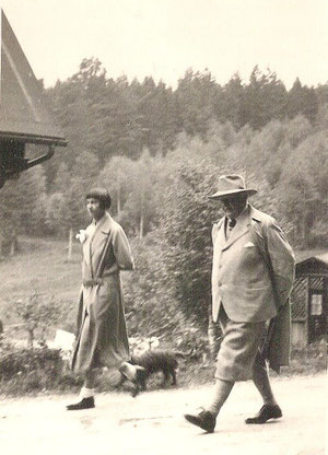 Gerhart Hauptmann und Frau Margarete beim Wandern (Aufnahme O.Weddigen)