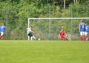 Dennis Greiff verwandelt den Strafstoss sicher