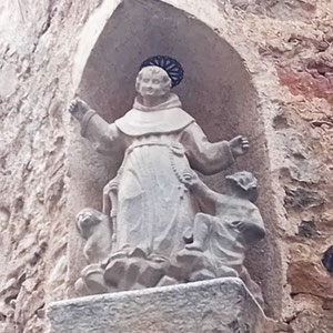 Bei unserem Rundgang durch Peralda sind wir einem Mönch begegnet - über alle Versuchungen erhaben (an einer Hausecke). Ist er ein Dominikaner oder stellt die Statue gar den Gründer des Ordens dar, den heiligen Dominikus (1170-1221)?