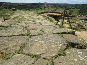 Gepflasterte Straße mit Zisternengrube in den Ruinen von Ullastret, 3. Jh. v. Chr.  Bild: Terres de Girona, Ullastret