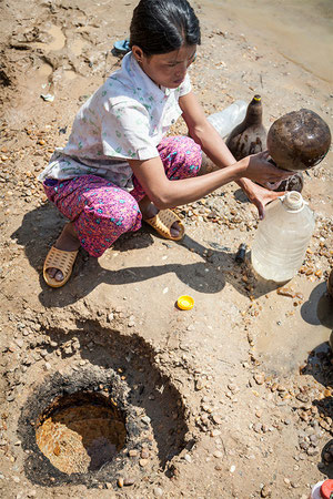 Recogiendo agua del río para consumo