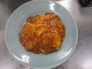 エビと玉子のチリソース850円　プリップリのエビとふわふわの玉子を炒め、甘辛いチリソースをからめたご飯のすすむ一品。