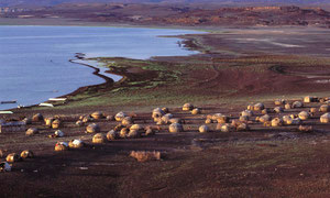 Villaggio EL MOLO sulle rive del lago Turkana. Il popolo degli EL MOLO conta attualmente 130 unità "pure". Negli ultimi anni si è assitito al frequente matrimonio con giovani di altre tribù, di solito con i Turkana che abitano la sponda del lago.