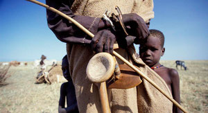 Famiglia Turkana durante una migrazione