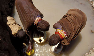 Donne Turkana prendono acqua ad un pozzo