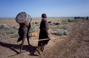 Ragazze Turkana durante una migrazione