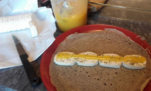 Galette de sarrasin avec du fromage de chèvre villadeen de Hommage de chèvre et du miel de tournesol de l'abeille villadéenne, apicultrice récoltante à la Villedieu en Charente maritime