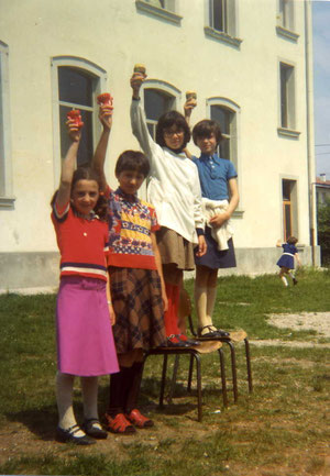 Premiazione gare in cortile anni '70