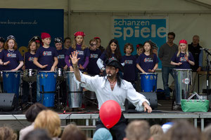 Die Samba-Band der Schule wurde ausgestattet.